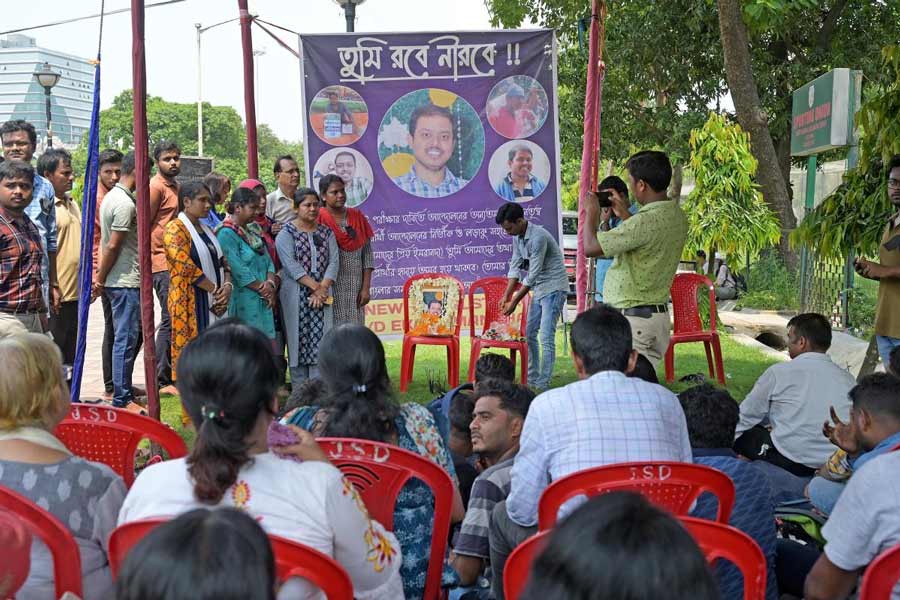 ইমরান হোসেনের স্মরণসভায় চাকরিপ্রার্থীরা। মঙ্গলবার, ময়দানে মাতঙ্গিনী হাজরার মূর্তির পাদদেশে।