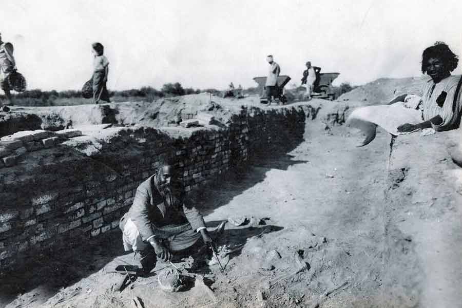 তবে হরপ্পা, মহেঞ্জোদাড়োর ধ্বংসের নেপথ্যে যে পারমাণবিক বিস্ফোরণের ঘটনা রয়েছে, তা উড়িয়ে দিয়েছেন বিজ্ঞানীদের অধিকাংশ। গুজব রটিয়ে মানুষের মনে ভয় জাগানোর চেষ্টা করা হচ্ছে বলেও দাবি করেছেন তাঁরা।