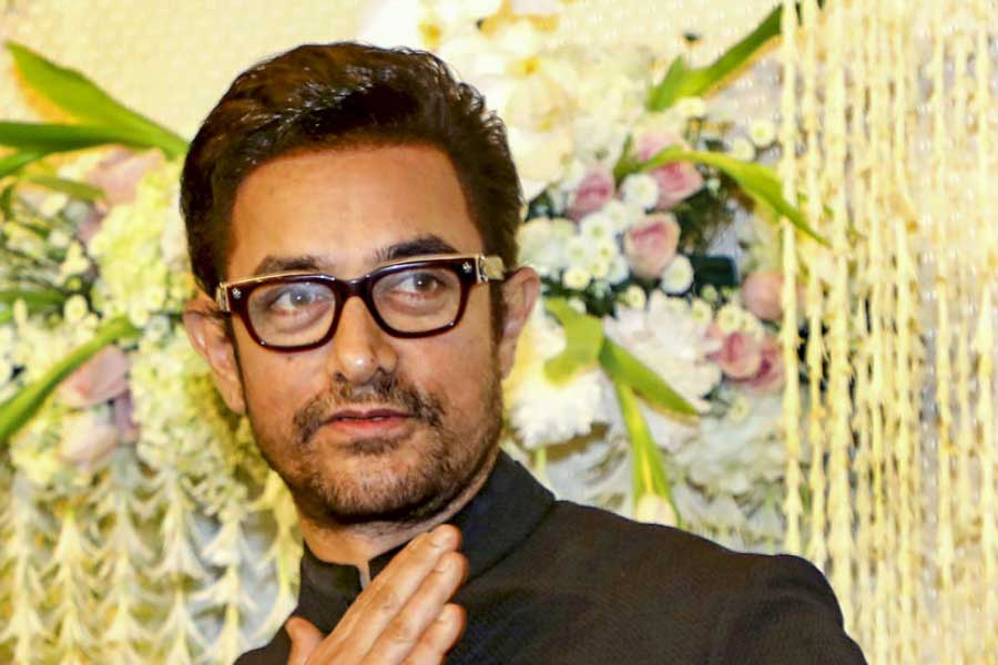 Aamir khan invite over 200 relatives for mother Zeenat hussain birthday