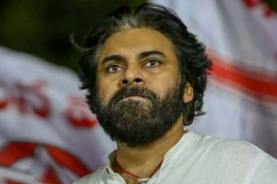 প্রাজ্ঞজনেদের একাংশ বলে থাকেন, প্রত্যেক সফল পুরুষেরই নেপথ্যে এক জন নারী থাকেন। এই বক্তব্যই যেন সত্যি হয়েছে অভিনেতা-রাজনীতিক পবন কল্যাণের ব্যক্তিগত এবং রাজনৈতিক জীবনে।