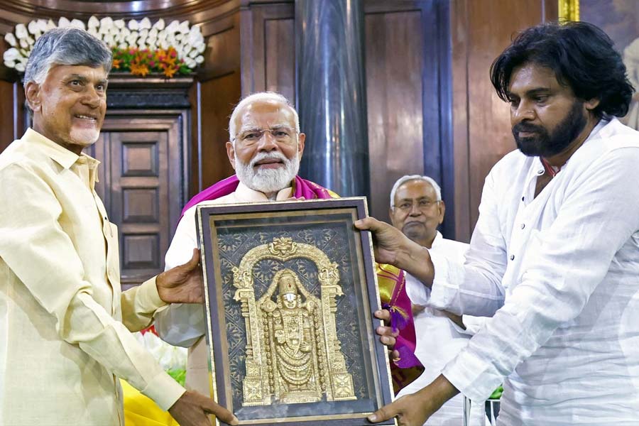 বিধানসভা ভোটে ২১টি আসনে লড়ে সব ক’টিতেই জয়ী হয়েছে পবনের দল। আর ছোট আঞ্চলিক দল হলেও এ বার লোকসভায় থাকছেন পবনের দলের দুই সদস্য। 