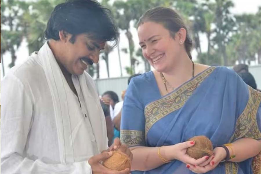 জনপ্রিয় তেলুগু অভিনেতা থেকে পূর্ণ সময়ের রাজনীতিক হয়ে ওঠা পবনের জীবনে এক নারীর গুরুত্বপূর্ণ ভূমিকা রয়েছে বলে মনে করেন তাঁর ঘনিষ্ঠজনেরা। তিনি আর কেউ নন, পবনের স্ত্রী আনা লেজ়নেভা।