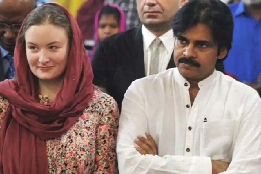 ২০১১ সালে একটি তেলুগু সিনেমার শুটিংয়ে রুশ মডেল আনার সঙ্গে প্রথম আলাপ হয় পবনের। আলাপ গড়ায় প্রেমে। ২০১৩ সালের সেপ্টেম্বরে সাত পাকে বাঁধা পড়েন দু’জন।