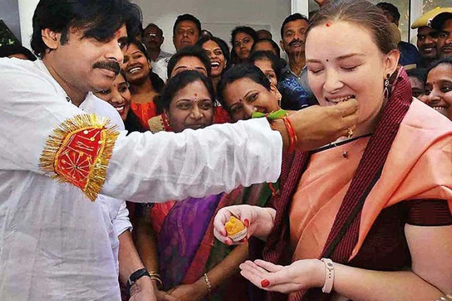 আনা অবশ্য পবনের তৃতীয় স্ত্রী। আগের দুই স্ত্রীর সঙ্গে বিবাহবিচ্ছেদ হয়ে যায় এই অভিনেতা-রাজনীতিকের। রঙিন ব্যক্তিগত জীবনে একাধিক বার বিতর্কে জড়িয়েছেন পবন।