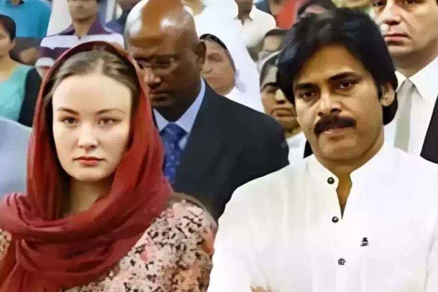 এই বিয়েও অবশ্য বেশি দিন টেকেনি। ২০১২ সালে পবন এবং রেণুর মধ্যে বিবাহবিচ্ছেদ হয়ে যায়। এই দম্পতির একটি সন্তান রয়েছে। তার পর পবনের জীবনে আসেন আনা।