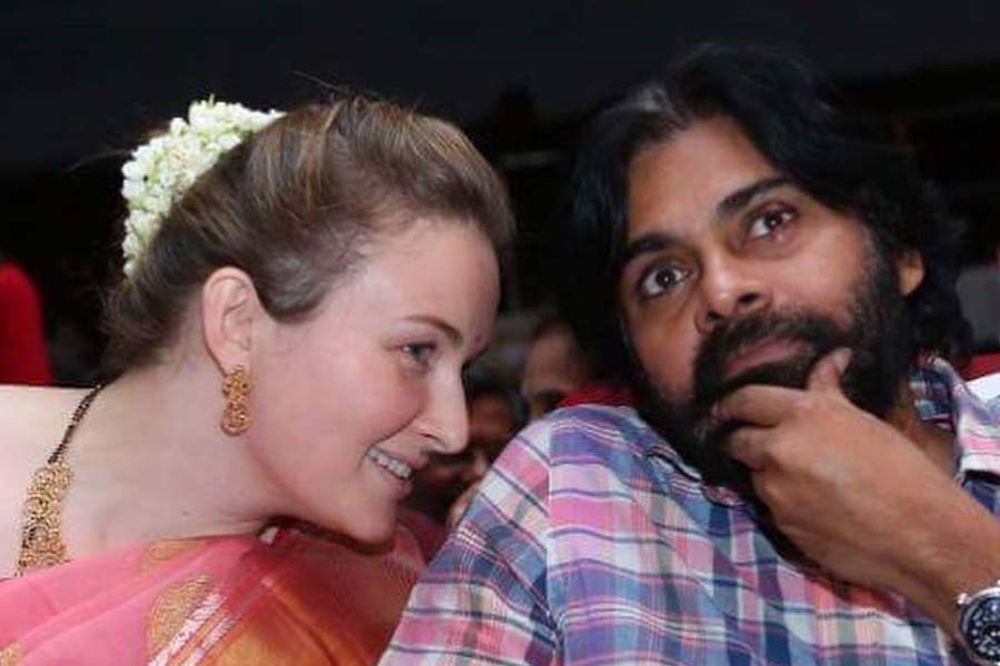 পরে জানা যায়, এই নামের নেপথ্যেও রয়েছে দুই দেশের পৌরাণিক পরম্পরা। মার্ক নামটি রাখা হয় রোমান দেবতা মার্সের নামের অনুকরণে। শঙ্কর নামটি রাখা হয় পবনের দাদা, আর এক চিত্রতারকা চিরঞ্জীবীর আসল নাম শঙ্কর ভারা প্রসাদের অনুকরণে। আর পাওয়ানোভিচ নামটি নেওয়া হয় পবনের নাম থেকে। আনার একটি কন্যাসন্তানও রয়েছে। 