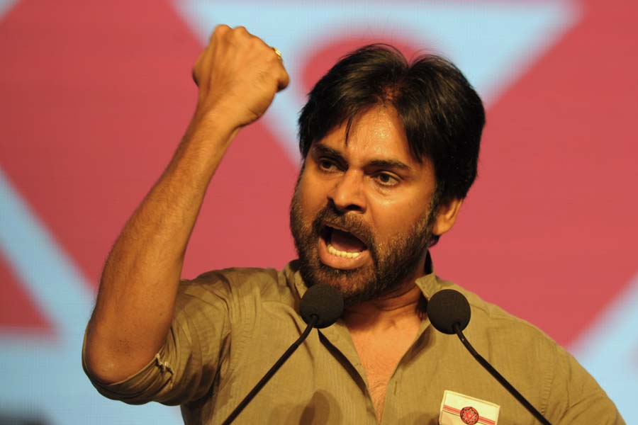 চিরঞ্জীবীর রাজনৈতিক দল প্রজারাজ্যম (অধুনা লুপ্ত)-এর যুব সংগঠনের রাজ্য সভাপতি হিসাবে নিজের রাজনৈতিক ইনিংস শুরু করেছিলেন তেলুগু সিনেমার ‘পাওয়ার স্টার’ পবন। চিরঞ্জীবী পরে তাঁর দলকে কংগ্রেসে মিশিয়ে দিলে দাদার সেই সিদ্ধান্তে সায় দিতে পারেননি পবন।