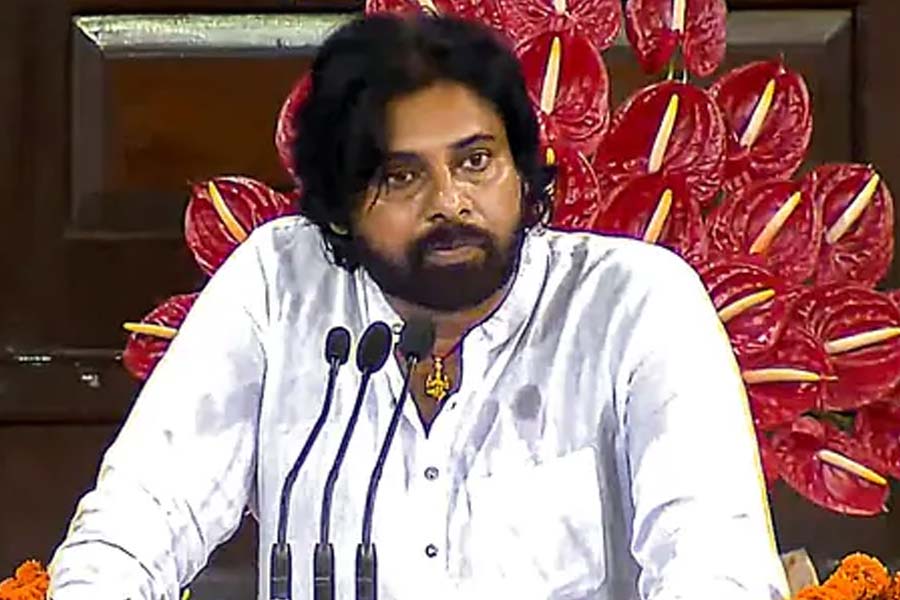 গোটা নির্বাচনী প্রচারে অন্ধ্রের সাবেক শাসকদল ওয়াইএসআর কংগ্রেস এবং তার নেতা জগন্মোহন রেড্ডিকে চাঁচাছোলা ভাষায় আক্রমণ করেন পবন। ভিড়ে ঠাসা রোড শো-তে অন্ধ্রের প্রাক্তন মুখ্যমন্ত্রীর উদ্দেশে পবনকে হাত নাড়িয়ে বলতে শোনা যায়, ‘বাই বাই জগন’।