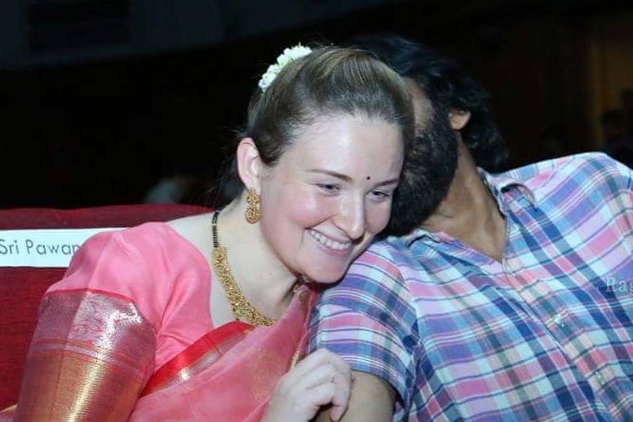 পবন-ঘনিষ্ঠেরা বলে থাকেন যে, তাঁর অভিনয় থেকে রাজনীতিতে আসার সিদ্ধান্তের নেপথ্যেও ছিলেন আনা। নতুন দল গড়ে একাধিক বার ব্যর্থতার মুখ দেখলেও সর্বদাই স্বামীর পাশে থেকেছেন রুশ মডেল আনা। অন্ধ্রের উপমুখ্যমন্ত্রী হিসাবে পবনের শপথগ্রহণের দিন ফুলস্লিভ ব্লাউজ় এবং সবজে শাড়িতে দেখা যায় আন্নাকে। গর্বিত স্ত্রী হিসাবে স্বামীর শপথগ্রহণের সময় হাততালি দিতে দেখা যায় তাঁকে।