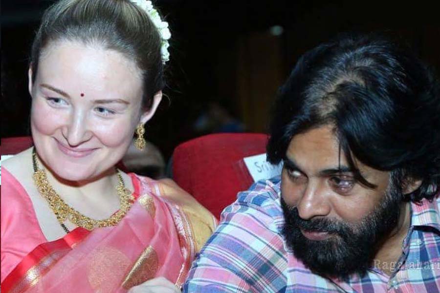 অভিনেতা হিসাবে পবন যেমন খ্যাতির শিখরে পৌঁছেছিলেন, তেমনই অর্থও উপার্জন করেছেন প্রচুর। কিন্তু মডেলিংকে প্রায় বিদায় জানানোর পর আনা কী করেন তা নিয়ে নানা গুঞ্জন রয়েছে। কারও কারও দাবি, সিঙ্গাপুরে একটি হোটেল সংস্থা চলে তাঁর নামে। পবনের স্ত্রীর মোট সম্পত্তির পরিমাণ নাকি প্রায় ১৫০০ কোটি টাকা!