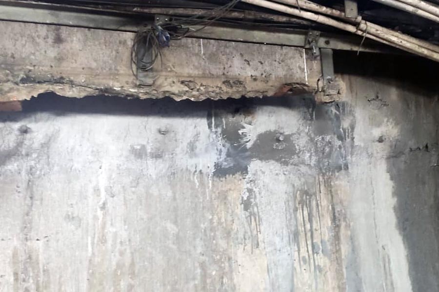 মেট্রোর দেওয়ালে ফাটল।