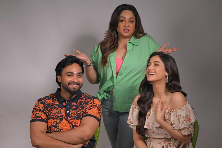 (বাঁ দিক থেকে) শিফাত আমিন, শ্রীলেখা মিত্র এবং দর্শনা বণিক।
