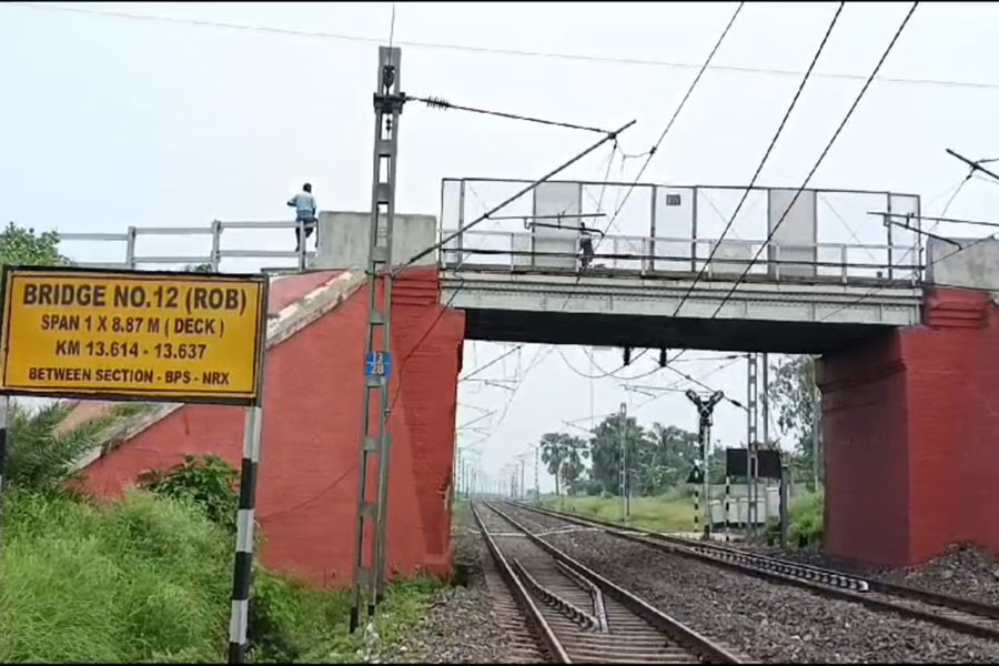 নওয়াদার ঢাল ও বনপাস স্টেশনে মধ্যে সংযোগকারী রেল সেতু।