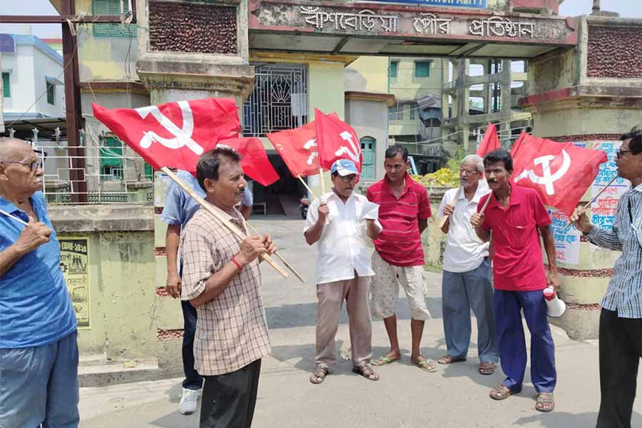 পানীয় জলের দাবিতে বিক্ষোভ সিপিএমের।