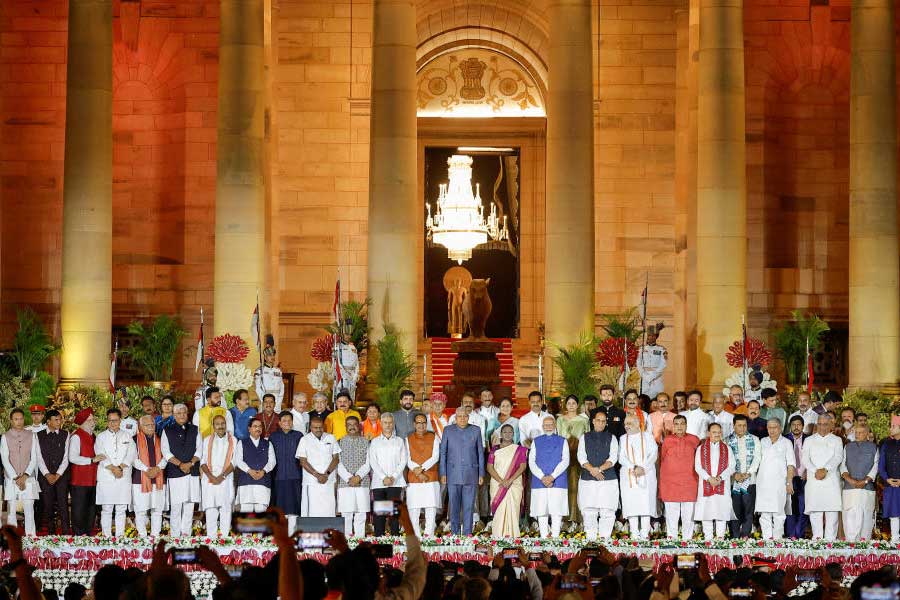 লোকসভা নির্বাচনে একক সংখ্যাগরিষ্ঠতা পায়নি বিজেপি। তবে সম্পত্তির নিরিখে বিচার করলে নবনির্বাচিত সাংসদদের তালিকায় প্রথম দশের মধ্যে আট জন সাংসদই বিজেপির সদস্য। তালিকায় অমিত শাহের পাশাপাশি রয়েছে অশ্বিনী বৈষ্ণবের নাম।