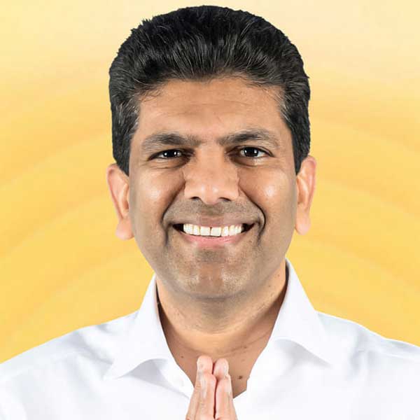 টিডিপি দলের সদস্য চন্দ্রশেখর পেম্মাসানি। পল্লী উন্নয়ন মন্ত্রকের প্রতিমন্ত্রী এবং যোগাযোগ মন্ত্রকের প্রতিমন্ত্রী হিসাবে শপথ নিয়েছেন তিনি। চন্দ্রশেখরই নতুন মন্ত্রিসভার ধনীতম সদস্য বলে এডিআর সূত্রে জানা যায়।