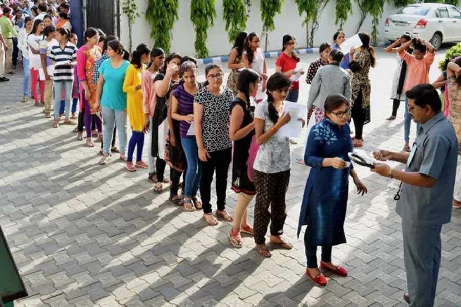 এই ৬৭ জনই পেয়েছেন ১০০ শতাংশ নম্বর। ৭২০-র মধ্যে ৭২০ নম্বরই তাঁদের ঝুলিতে গিয়েছে। এক নম্বরও কাটা যায়নি। যা অতীতে কখনও হয়নি। এর আগে সর্বোচ্চ চার জন সর্বোচ্চ নম্বর নিয়ে প্রথম হতে পেরেছিলেন নিটে। 