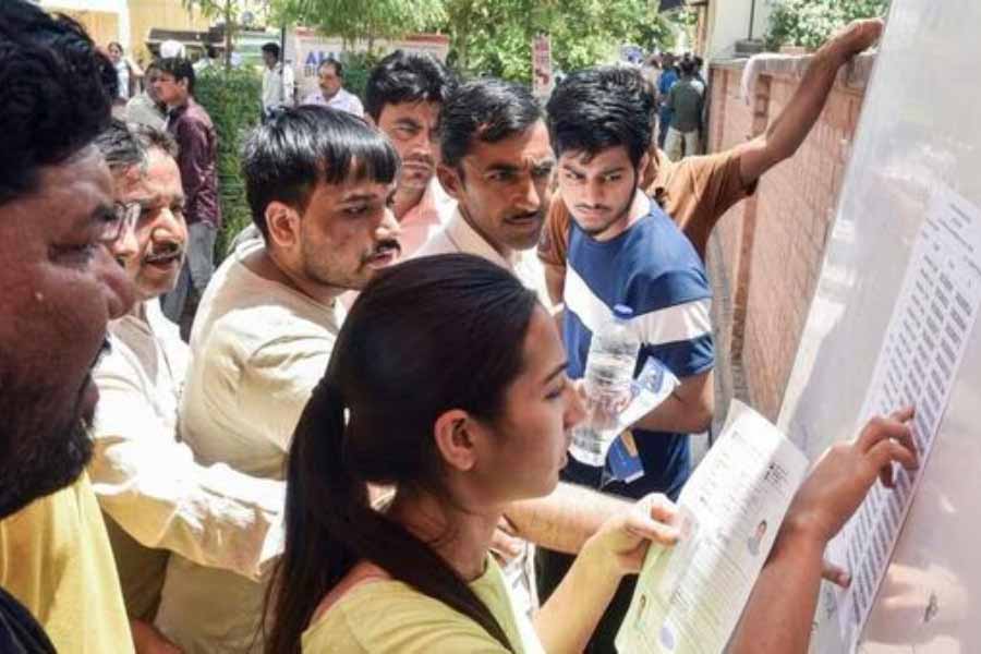 দেখা গিয়েছে, দ্বিতীয় বা তৃতীয় স্থানাধিকারীরা যে নম্বর পেয়েছেন, তা সাধারণ হিসাবের বাইরে। নিটের নম্বর দেওয়ার নিয়ম অনুযায়ী তা পাওয়ার কথা নয়। এর পরেই নিটের ফলাফল নিয়ে প্রশ্ন তুলে সুপ্রিম কোর্টে মামলা হয়। 