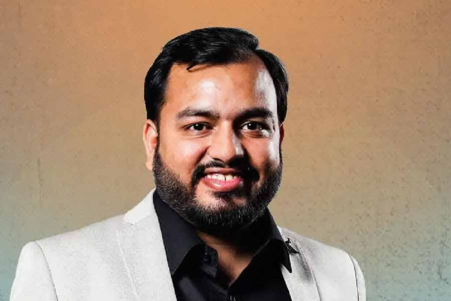 উত্তরপ্রদেশের প্রয়াগরাজের বাসিন্দা অলখ। তিনি নিজেও এক সময়ে জয়েন্ট পরীক্ষায় বসেছিলেন। তাতে সফল না হতে পেরে নিজের কেরিয়ারের মোড় ঘুরিয়ে দেন অন্য দিকে। শিক্ষাক্ষেত্রেই গড়ে তোলেন কেরিয়ার। 