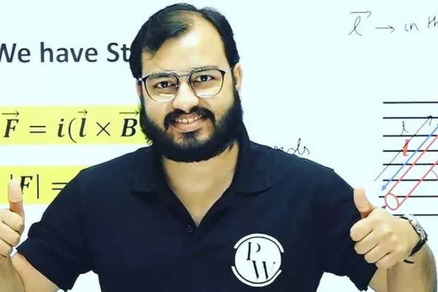 কানপুরের একটি কলেজে কিছু দিন পড়েছিলেন অলখ। বিটেক মাঝপথে থামিয়ে কোচিং সেন্টার খুলে বসেন তিনি। বর্তমানে উত্তরপ্রদেশের অন্যতম সফল স্বনির্ভর উদ্যোক্তা তিনি। 