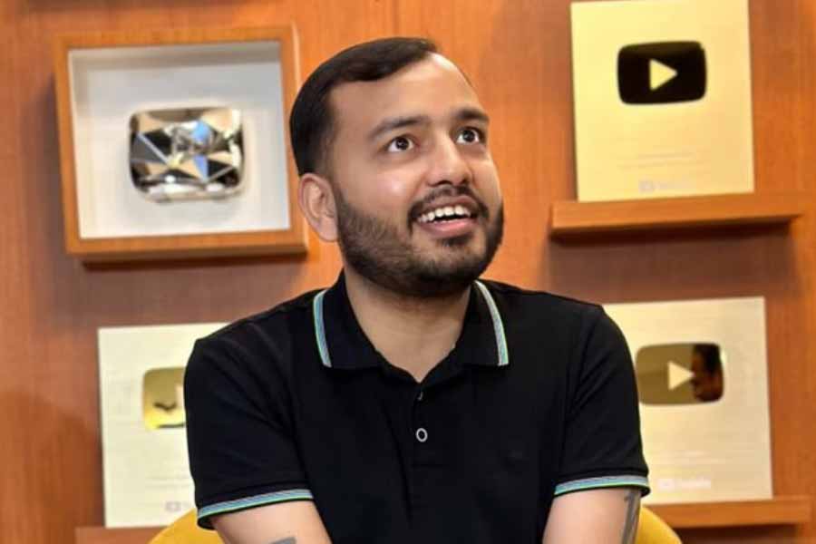 অলখের সংস্থা ‘ফিজ়িক্সওয়ালা’ মোট ৬১টি ইউটিউব চ্যানেল চালায়। সাবস্ক্রিপশনের সংখ্যা ৩ কোটির বেশি। কয়েকটি সূত্রে জানাচ্ছে, অলখের সম্পত্তির পরিমাণ দু’হাজার কোটি ছাড়িয়ে গিয়েছে। 