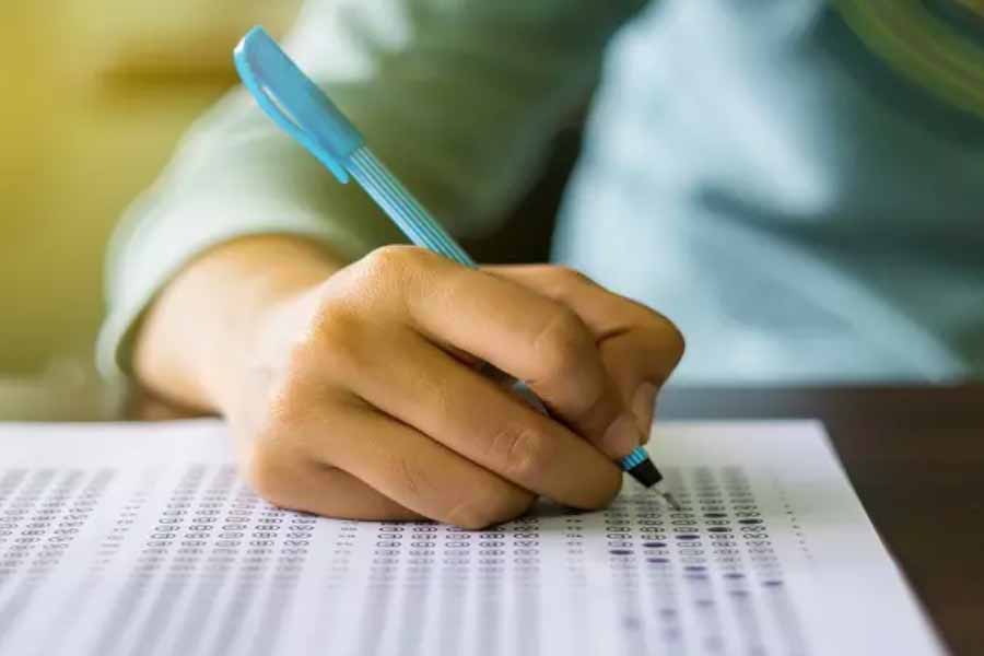 নিটের নিয়ম অনুযায়ী, একটি প্রশ্নের ঠিক উত্তরে ৪ নম্বর পান পরীক্ষার্থীরা। উত্তর ভুল হলে বাড়তি আরও এক নম্বর কাটা যায়। অর্থাৎ, কেউ ভুল উত্তর লিখলে পাঁচ নম্বর কাটা যাওয়ার কথা। 