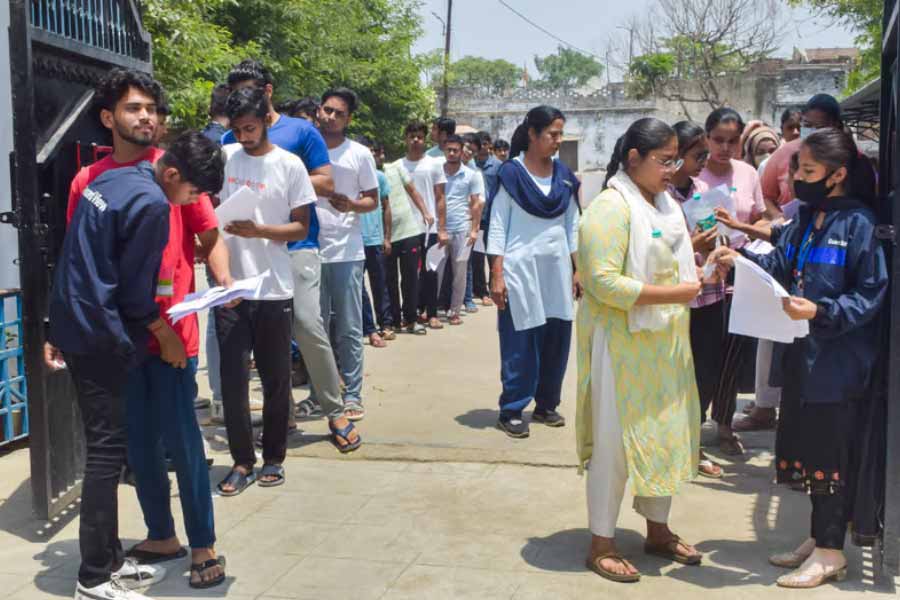 এনটিএ-র দাবি, কিছু পরীক্ষার্থী পরীক্ষাকেন্দ্রে দেরি করে পৌঁছনোয় তাঁদের বাড়তি নম্বর দেওয়া হয়েছিল। সেই কারণেই এমন নম্বর পেয়ে থাকতে পারেন কেউ কেউ। এই দাবির বিরুদ্ধে সুপ্রিম কোর্টে মামলা হয়।