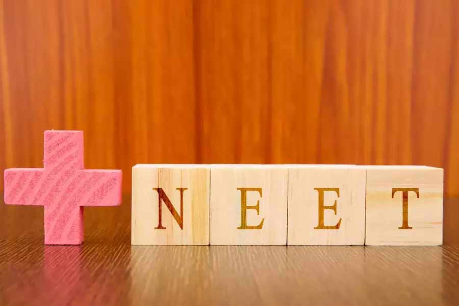 এ ছাড়া, নিটের ফলপ্রকাশের পর দেখা গিয়েছে, যাঁরা ৭২০ পেয়ে প্রথম হয়েছেন, তাঁদের অনেকে একটি পরীক্ষাকেন্দ্রেই ছিলেন। এ ক্ষেত্রে পরীক্ষার প্রশ্নপত্র ফাঁসের অভিযোগও তুলছেন কেউ কেউ। 