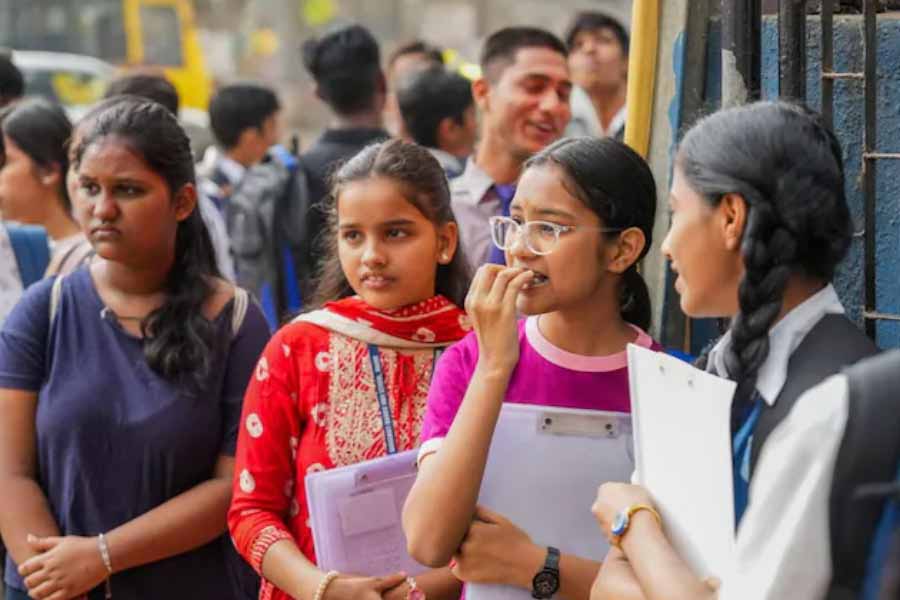 আপাতত দেড় হাজারের বেশি ছাত্রছাত্রীর বাড়তি নম্বর বাতিল করা হয়েছে। তবে কাউন্সেলিং প্রক্রিয়ায় স্থগিতাদেশ দেওয়া হয়নি। আগামী ৮ জুলাই পর্যন্ত মামলার শুনানি স্থগিত রাখা হয়েছে। (এই প্রতিবেদনটি প্রথম বার প্রকাশের সময়ে লেখা হয়েছিল, সুপ্রিম কোর্টের নির্দেশে  নিট পরীক্ষার্থীদের বাড়তি নম্বর বাতিল হয়েছে। তা ভুল। কেন্দ্রীয় সরকারের তরফে ওই নম্বর বাতিলের কথা আদালতে জানানো হয়েছে। অনিচ্ছাকৃত এই ত্রুটির জন্য আমরা দুঃখিত এবং ক্ষমাপ্রার্থী।)
