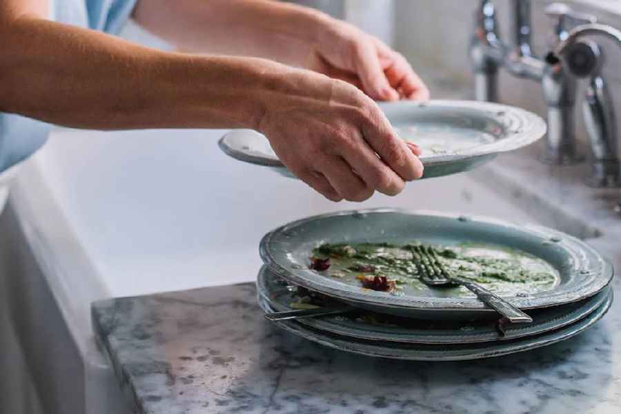 How To Clean Greasy Plates Using 3 Kitchen Ingredients