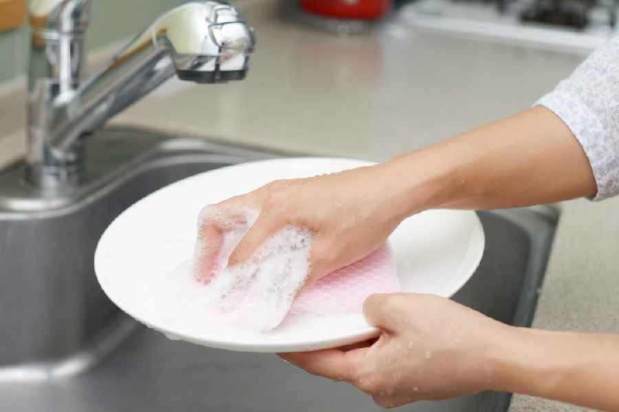 How To Clean Greasy Plates Using 3 Kitchen Ingredients