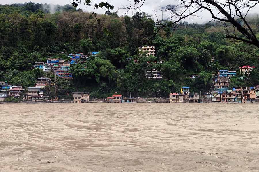 অন্য দিকে, উত্তর সিকিমে বৃষ্টির কারণে তিস্তায় জল বৃদ্ধি পেয়েছে। তার প্রভাব পড়েছে কালিম্পং জেলার কিছু অংশে। মে মাসের শেষে উত্তরবঙ্গে বর্ষা প্রবেশ করেছে। তার পর থেকে উত্তরবঙ্গে বৃষ্টি চলছে। এর মধ্যে তিস্তা নদীর জল বৃদ্ধি পাওয়ায় কালিম্পং জেলার বহু অংশ জলের নীচে। তিস্তাবাজার এলাকার দেওগ্রামের রাস্তা জলমগ্ন। কিছু রাস্তায় ধস নেমেছে। বহু মানুষজনকে নিরাপদ স্থানে সরিয়ে নিয়ে গিয়েছে প্রশাসন। 