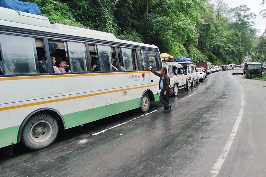 প্রশাসন সূত্রে খবর, মঙ্গন এবং চুংথাংয়ের সংযোগকারী বেইলি সেতুটি ভেঙে গিয়েছে। ধস নেমে বহু রাস্তা বন্ধ। বেশ কিছু বাড়ি ভেঙে পড়েছে। ভেঙে গিয়েছে বিদ্যুতের খুঁটিও। 