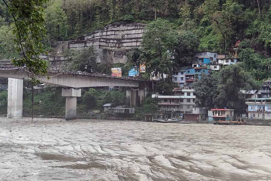 প্রশাসনের তরফে জানানো হয়েছে, এই পরিস্থিতিতে প্রথমে ত্রাণ নিয়ে সিকিমের বিভিন্ন অংশে পৌঁছতে সমস্যা হচ্ছিল। পরে রাস্তা থেকে ধ্বংসস্তূপ সরানো হয়েছে। তার পরেই ত্রাণ পৌঁছে দিয়েছেন প্রশাসনের কর্মীরা। আটকে পড়া পর্যটকেরা সুস্থই রয়েছেন বলে খবর। 