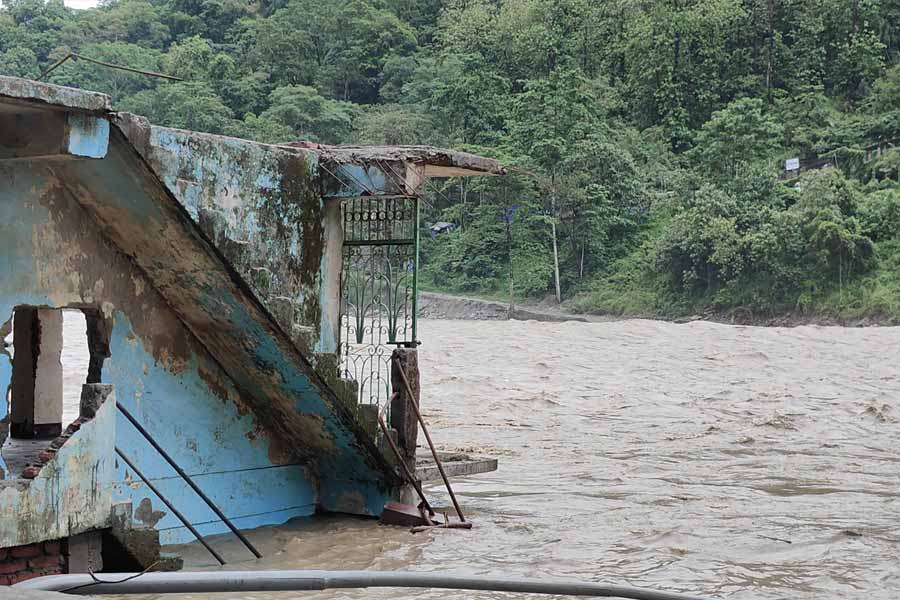 আটকে পড়া পর্যটকদের বিমানে চাপিয়ে উদ্ধারের চেষ্টা করছে রাজ্য সরকার। তবে আবহাওয়া ভাল না-হলে তা সম্ভব নয়। এই নিয়ে ইতিমধ্যেই সিকিমের মুখ্যসচিব কেন্দ্রীয় সরকারের সঙ্গে কথা বলেছেন। সড়কপথেও কী ভাবে পর্যটকদের উদ্ধার করা যায়, তা খতিয়ে দেখা হচ্ছে।  