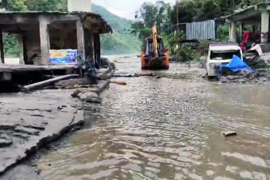 সিকিমের মুখ্যমন্ত্রী প্রেমসিংহ তামাং জানিয়েছেন, ক্ষতিগ্রস্ত পরিবারগুলির কাছে সাহায্য পৌঁছে দেওয়ার চেষ্টা করা হচ্ছে। ঘরছাড়াদের নিরাপদ আশ্রয়ে নিয়ে যাওয়ার পদক্ষেপ করছে সরকার।