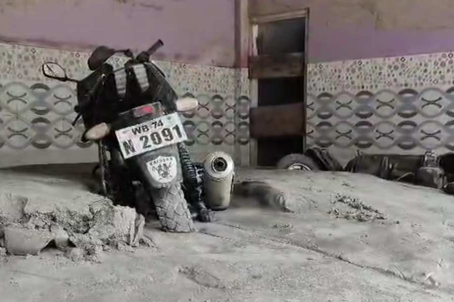 সিকিমে বন্যা পরিস্থিতি এবং ধসের কারণে ১০ নম্বর জাতীয় সড়ক চলাচলের অযোগ্য। প্রশাসনের তরফে জানানো হয়েছে, ছোট গাড়ি আপাতত মানসং-১৭ মাইল-আলগাড়া-লাভা-গরুবাথান হয়ে শিলিগুড়ি যাতায়াত করতে পারবে। তুলনামূলক বড় এবং ভারী গাড়িগুলি পেডং-আলগাড়া-লাভা-গরুবাথান হয়ে শিলিগুড়ি পৌঁছতে পারবে। পাশাপাশি, কালিম্পং থেকে দার্জিলিং যাওয়ার জন্য ২৭ মাইল থেকে তিস্তা ভ্যালি হয়ে পৌঁছনো যাবে।