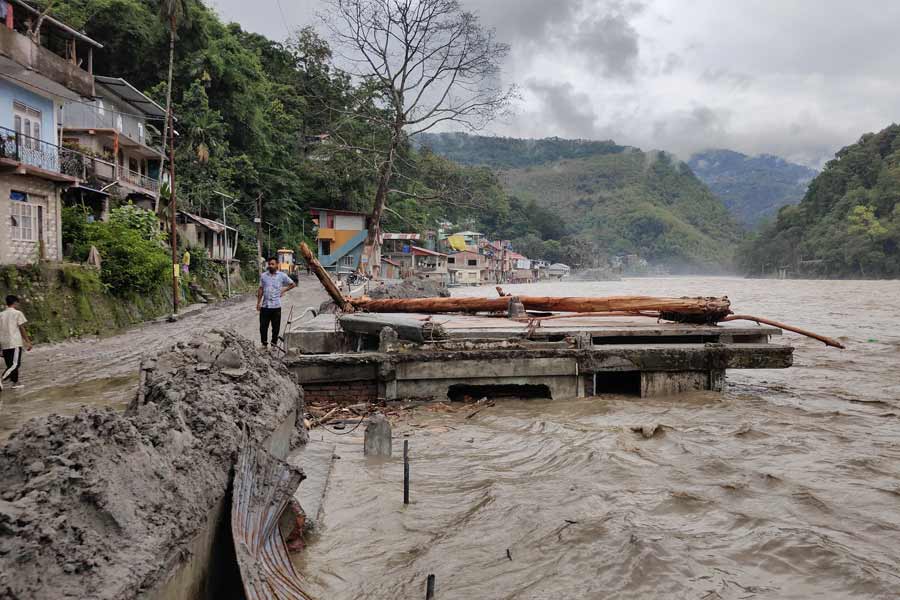 যদিও আশঙ্কা এখনও কাটেনি। কারণ, সিকিমে এখনও ভারী থেকে অতিভারী বৃষ্টির পূর্বাভাস রয়েছে। লাল সতর্কতা রয়েছে উত্তর সিকিমে। বৃহস্পতিবার রাতের দিকে বৃষ্টি কিছুটা কমেছিল। তার ফলে তিস্তার জলস্তর নেমেছিল। 