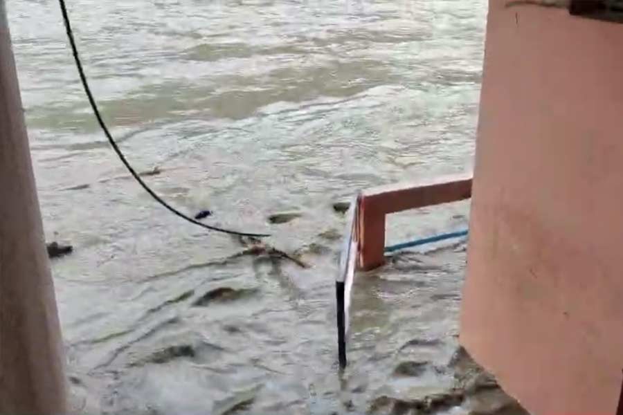 শুক্রবার সকাল থেকে আবার বৃষ্টি শুরু হয় সিকিমে। তার জেরে ফুলেফেঁপে উঠেছে তিস্তা। তবে পরিস্থিতি এখনও বিপদসীমার বাইরে যায়নি বলে জানিয়েছে প্রশাসন।