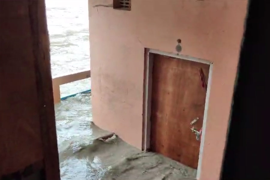 সিকিমে ভারী বৃষ্টির প্রভাব পড়েছে কালিম্পঙে। জলপাইগুড়ির সরস্বতীপুর চা-বাগান এলাকা থেকে শুরু করে গজলডোবা ব্যারেজ পার করে মিলনপল্লি চর থেকে বোদাগঞ্জের গৌরিকোন, বারোপাটিয়া চর, রন্ধামালির চর-সহ দোমোহনি সেতু পর্যন্ত বিভিন্ন এলাকা ক্ষতিগ্রস্ত হয়েছে।