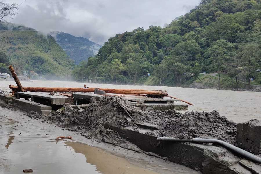 তিস্তাপারের বহু মানুষকে নিরাপদ স্থানে সরানো হয়েছে। গত দু’দিন ধরে আতঙ্কে রয়েছেন দেওগ্রামের বাসিন্দারা। সেখানে বেশির ভাগ অংশই জলের নীচে। স্থানীয়েরা জানিয়েছেন, হড়পা বানের পর হঠাৎই জল বেড়ে যাচ্ছে নদীতে। এর ফলে নদী থেকে বাড়ি অনেক দূরে হলেও সেখানে জল ঢুকে যাচ্ছে।