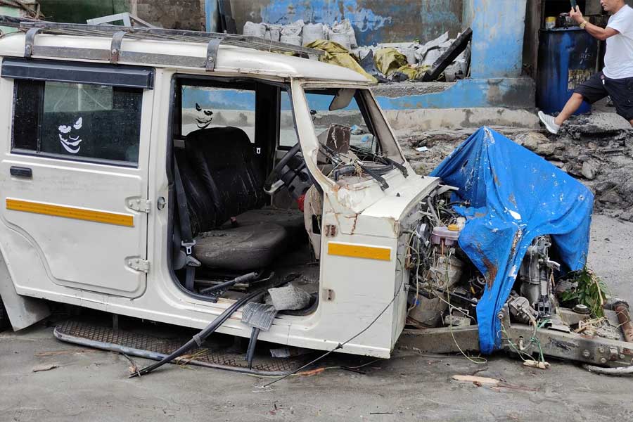 সিকিম এবং কালিম্পঙে বিপর্যয়ের বেশ কিছু ছবি প্রকাশ্যে এসেছে। দেখা গিয়েছে, টানা বৃষ্টির কারণে ফুলেফেঁপে উঠেছে তিস্তা। বহু পাহাড়ি রাস্তায় ধস নেমেছে। নয়তো রাস্তার একাংশ গিলেছে নদী। স্থানীয়দের আতঙ্ক, গত অক্টোবর মাসে যে বন্যা হয়েছিল, আবার সেই পরিস্থিতি তৈরি হবে না তো! 