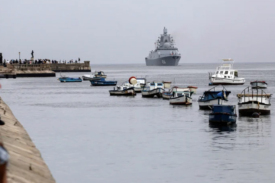 US Russia submarines play cat and mouse game in Cuba