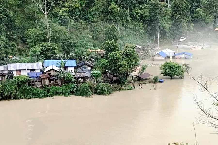 তিস্তায়, জলস্তর বেড়েই চলেছে। ২৭ মাইলের, বাংগে খোলা এলাকায় তোলা ছবি।