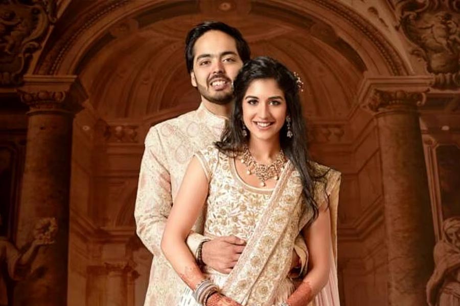 এক বার দেশের মাটিতে, আর এক বার বিদেশে প্রমোদতরীতে ভেসে প্রাক্-বিবাহ অনুষ্ঠান সারলেন মুকেশ অম্বানীর পুত্র অনন্ত অম্বানী এবং তাঁর বাগ্‌দত্তা রাধিকা মার্চেন্ট। আগামী ১২ জুলাই মুম্বইয়ে সাত পাকে বাঁধা পড়তে চলেছেন দু’জনে। প্রাক্-বিবাহ অনুষ্ঠানে যে আড়ম্বরের কোনও কমতি ছিল না, তা ছবি প্রকাশ্যে আসতেই বোঝা গিয়েছে। এক একটি ছবি দেখলে মনে হয় যেন রূপকথার গল্প। অম্বানী-পুত্রের জীবনের এই বিশেষ মুহূর্তগুলি ক্যামেরাবন্দি করার নেপথ্যে যিনি রয়েছেন, তিনি আসলে মুকেশের প্রিয়জন।