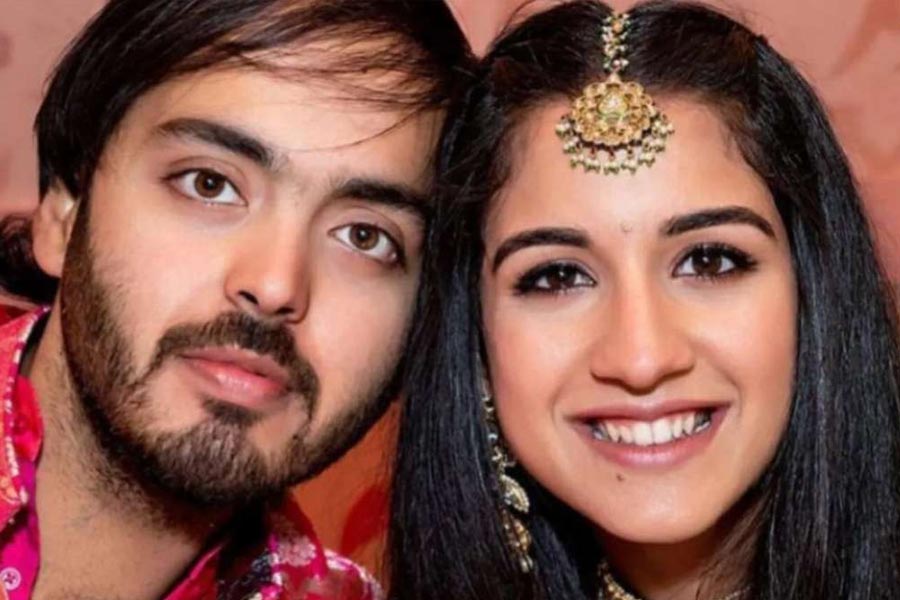 প্রথম প্রাক্-বিবাহ অনুষ্ঠানের পর জুন মাসে দ্বিতীয় অনুষ্ঠানে বিলাসবহুল প্রমোদতরীতে ভেসে অতিথিদের নিয়ে ইটালি ভ্রমণে গিয়েছিলেন অনন্ত-রাধিকা। দ্বিতীয় বারও জৌলুস কিছু কম ছিল না। তিন দিন ব্যাপী এই অনুষ্ঠানে গান গেয়েছিলেন আমেরিকান পপ তারকা কেটি পেরি। এ ছাড়াও গেয়েছিলেন পিট বুল, ব্যাক স্ট্রিট বয়েজ়ের মতো ব্যান্ডের সদস্যেরা। বলিউডের গুরু রণধাওয়া পারফর্ম করেছিলেন। খ্যাতনামী আফ্রিকান ডিজে ব্ল্যাক কফিও একটি বিশেষ অনুষ্ঠান করেছিলেন। এই অনুষ্ঠানটিও ক্যামেরাবন্দি করেছিলেন জোসেফ। দেশ-বিদেশের এত চিত্রগ্রাহক থাকতে হঠাৎ জোসেফকেই কেন দায়িত্ব দিল অম্বানী পরিবার?