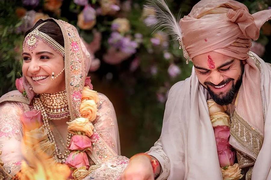 ২০১৭ সালে সাত পাকে বাঁধা পড়েন বলি অভিনেত্রী অনুষ্কা শর্মা এবং ক্রিকেটার বিরাট কোহলি। নিকটাত্মীয় এবং ঘনিষ্ঠ বন্ধুবান্ধবেরাই শুধুমাত্র ছিলেন আমন্ত্রিত অতিথিদের তালিকায়। তাঁদের বিয়ের ছবিতে দুই তারকার সম্পর্কের মিষ্টি রসায়ন ধরা পড়ে।