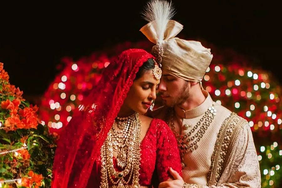 ২০১৮ সালে আমেরিকার গায়ক নিক জোনাসকে বিয়ে করেন বলি অভিনেত্রী প্রিয়ঙ্কা চোপড়া। দুই তারকার বিয়ের অনুষ্ঠানের ছবি তোলেন জোসেফ।