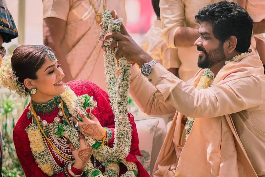 দক্ষিণের প্রথম সারির অভিনেত্রী নয়নতারা। ‘জওয়ান’ ছবিতে শাহরুখ খানের বিপরীতে অভিনয় করে বলিপাড়ায় জনপ্রিয় হয়ে ওঠেন তিনি। ২০২২ সালে সাত পাকে বাঁধা পড়েন অভিনেত্রী। নয়নতারার বিয়ের অনুষ্ঠানের বিশেষ মুহূর্তগুলি ক্যামেরাবন্দি করেছেন জোসেফ।