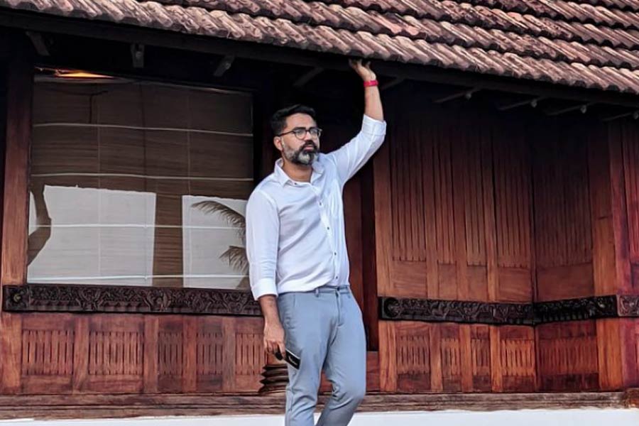 বলিপাড়া সূত্রে খবর, এক একটি বিয়ের অনুষ্ঠানে ছবি তুলতে দিনপ্রতি ১ লক্ষ ২৫ হাজার থেকে শুরু করে দেড় লক্ষ টাকা পর্যন্ত পারিশ্রমিক আদায় করেন জোসেফ। মনে করা হচ্ছে অনন্তের বিয়ে থেকে কয়েক কোটি টাকা উপার্জন করেছেন তিনি।